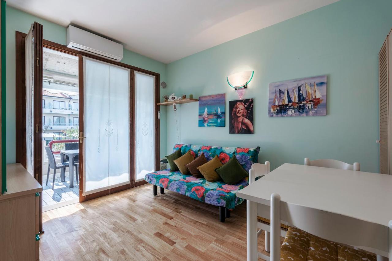 Azzurra Suite - Monolocale Con Piscina E Wifi Сирмионе Екстериор снимка