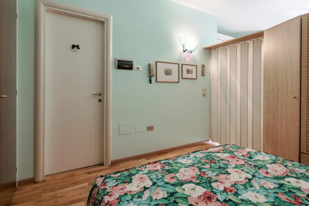 Azzurra Suite - Monolocale Con Piscina E Wifi Сирмионе Екстериор снимка